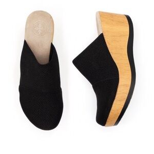 New in Box Charleston Shoe Co Frannie Black Platform Clogs Women size 9